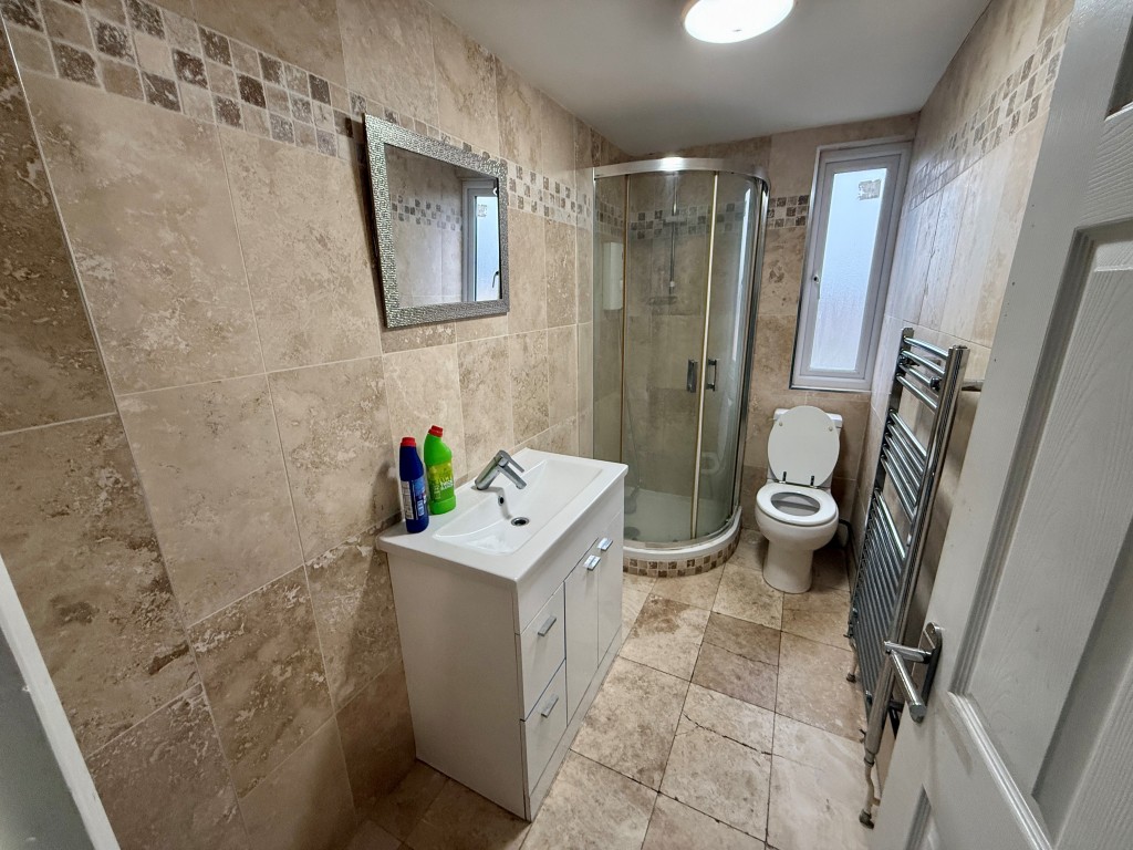 Lot: 14 - MIXED USE INVESTMENT WITH VACANT PARTS - Top floor shower room two